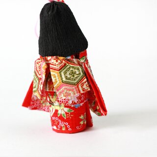 Sakura-chan, gefaltete Papierpuppe im Kimono