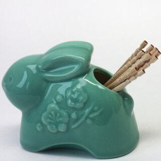 Jahrestierfigur 2023: Hase als Zahnstocherbehlter, mit Zahnstochern