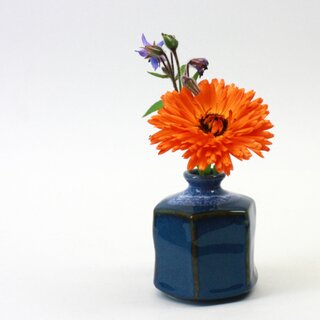 Kleine Vase Rokkaku, blau, 9 cm hoch