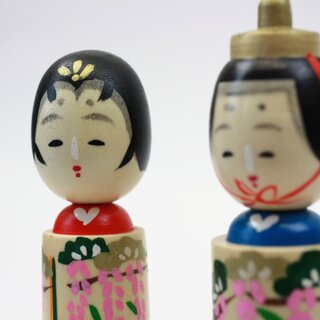 Kokeshi Tatebina, Paar f�r Puppenfest, mit roter Unterlage, H�he 12 cm