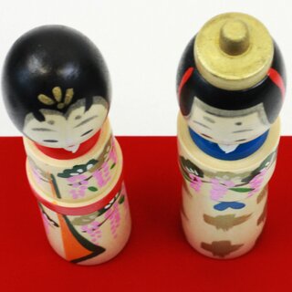 Kokeshi Tatebina, Paar f�r Puppenfest, mit roter Unterlage, H�he 12 cm