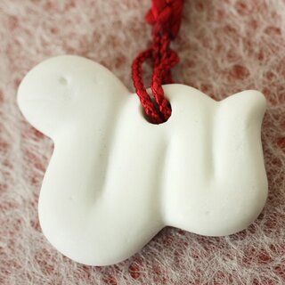 Jahrestierfigur 2025: Anhnger Schlange wei