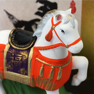 Jahrestierfigur 2026: Pferd mit Sattel