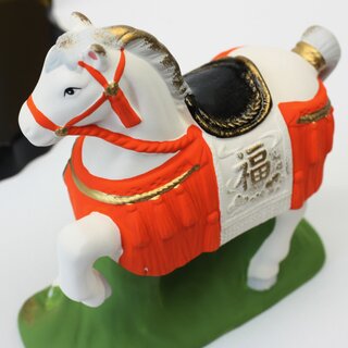 Jahrestierfigur 2026: Pferd mit Sattel