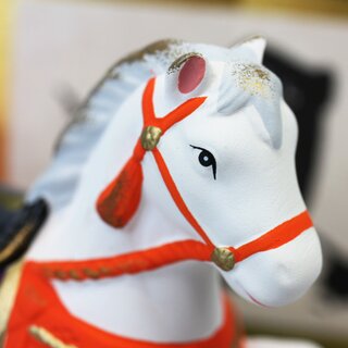 Jahrestierfigur 2026: Pferd mit Sattel