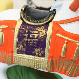 Jahrestierfigur 2026: Pferd mit Sattel