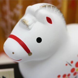 Jahrestierfigur 2026: Pferd Sho-Chiku-Bai