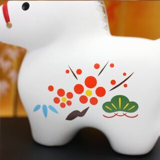 Jahrestierfigur 2026: Pferd Sho-Chiku-Bai