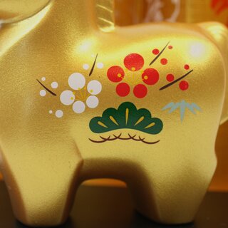 Jahrestierfigur 2026: Goldenes Pferd