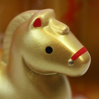 Jahrestierfigur 2026: Goldenes Pferd