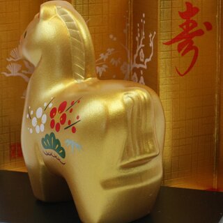 Jahrestierfigur 2026: Goldenes Pferd