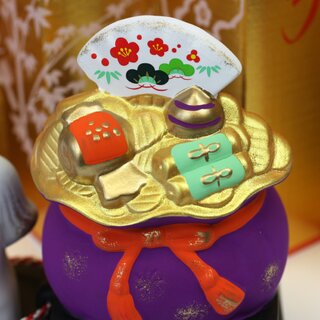 Jahrestierfigur 2026: Pferd mit Gl�cksbeutel