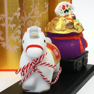 Jahrestierfigur 2026: Pferd mit Gl�cksbeutel