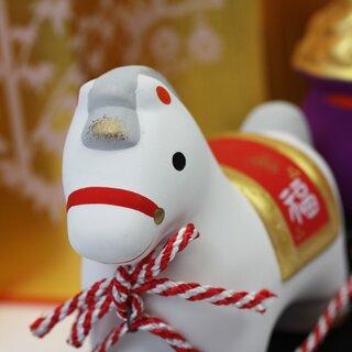 Jahrestierfigur 2026: Pferd mit Gl�cksbeutel