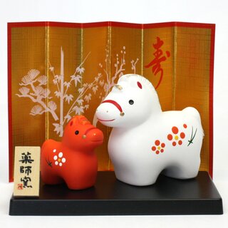 Jahrestierfigur 2026: Pferde Oyako rot-wei