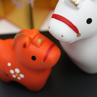 Jahrestierfigur 2026: Pferde Oyako rot-wei