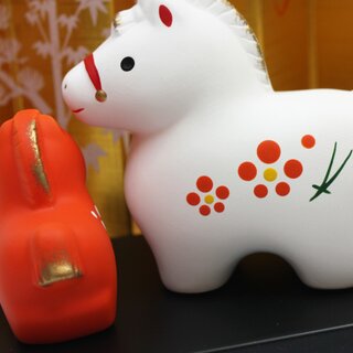 Jahrestierfigur 2026: Pferde Oyako rot-wei