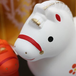 Jahrestierfigur 2026: Pferde Oyako rot-wei