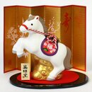 Jahrestierfigur 2026: Pferd auf goldenen Wolken