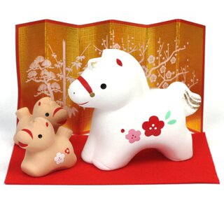 Jahrestierfigur 2026: Pferd mit 2 Fohlen