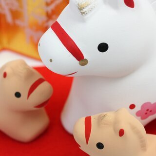 Jahrestierfigur 2026: Pferd mit 2 Fohlen