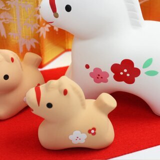 Jahrestierfigur 2026: Pferd mit 2 Fohlen