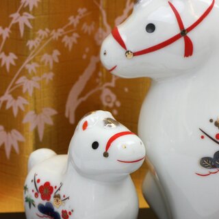 Jahrestierfigur 2026: Pferd Oyako Sho-Chiku-Bai