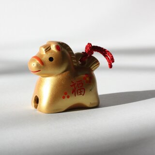 Jahrestierfigur 2026: Goldenes Pferdchen Fuku (Glck)
