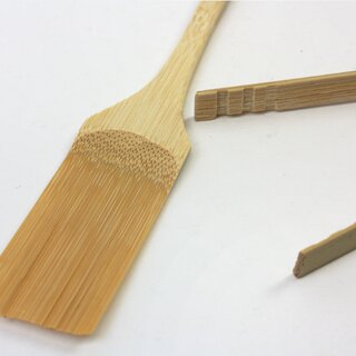 Zange und Besen aus Bambus, 8 cm lang
