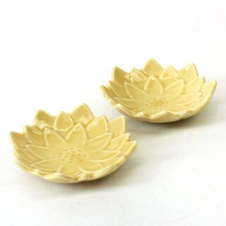 Zwei Bl�tensch�lchen Chrysanthemenbl�te gelb 6 cm �