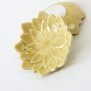 Zwei Bl�tensch�lchen Chrysanthemenbl�te gelb 6 cm �